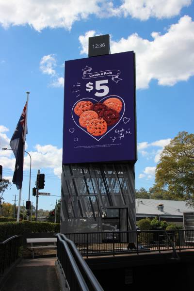 brisbane realestate pylon sign